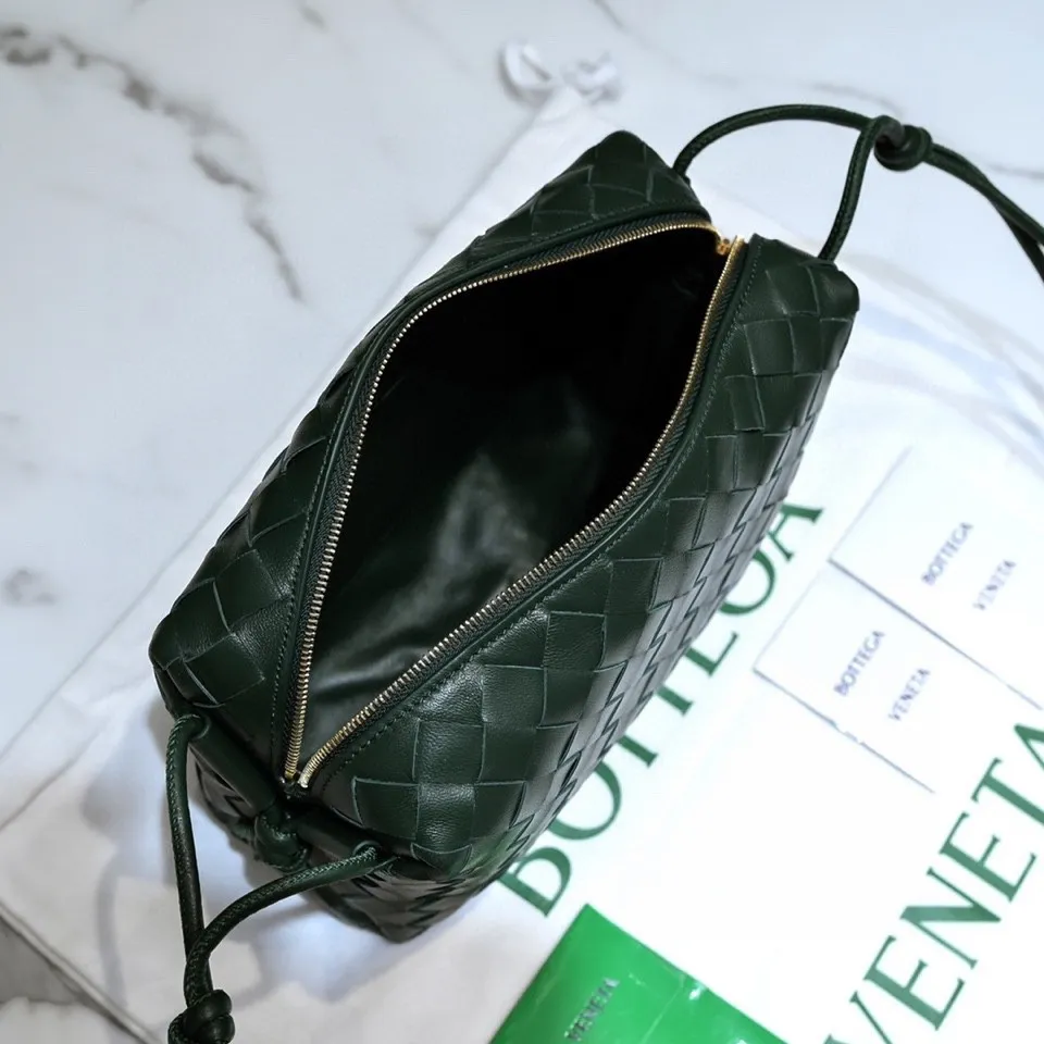 Batch 1260 B's new large Loop camera bag is here🔥Classic woven logo✅ The bag body is made of selected original sheepskin. The texture is soft and waxy. The simple square body is classic and versatile. The interior design is very practical. It has a lot of space and has an adjustable iconic leather drawstring. It can be said to be both elegant and practical. The design is very simple and elegant, with a kind of literary retro style. Size 22x15x8, model: 6684#